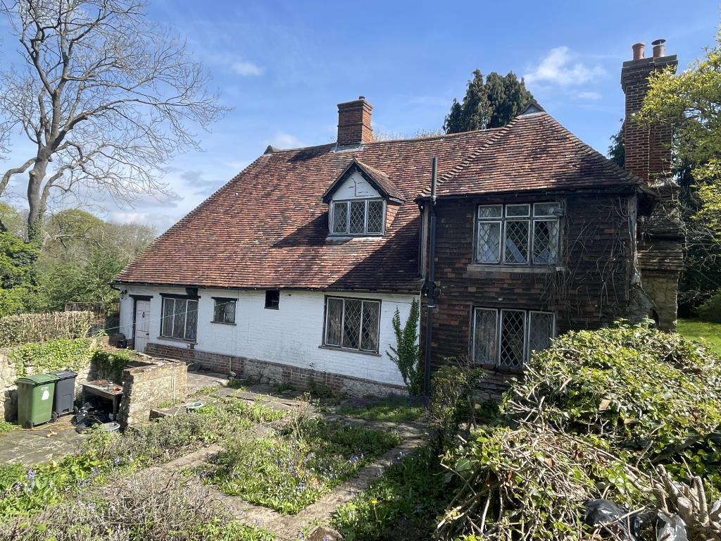 Lot: 102 - PERIOD DETACHED HOUSE FOR REFURBISHMENT WITH OVER A THIRD OF AN ACRE - rear view of period detached house in need of refurbishment